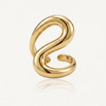 Bague en acier inoxydable doré, au design sculptural brillant avec des lignes fluides et ondulées.
