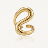 Bague en acier inoxydable doré, au design sculptural brillant avec des lignes fluides et ondulées.