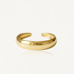 Bague ouverte en acier inoxydable doré à la texture lisse ondulée haute brillance.