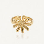 Bague ajustable en acier inoxydable doré brillant, ornée d'une fleur à dix pétales arrondis et un centre en relief.