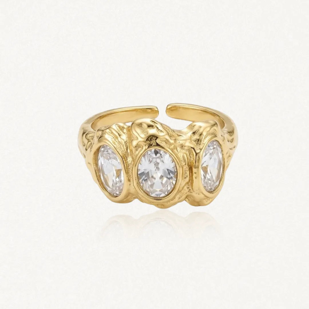 Bague GIGI en acier inoxydable doré avec trois pierres ovales transparentes et une texture organique irrégulière