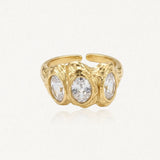 Bague GIGI en acier inoxydable doré avec trois pierres ovales transparentes et une texture organique irrégulière