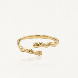Bague ajustable en acier inoxydable doré, de forme organique irrégulière et texturée.