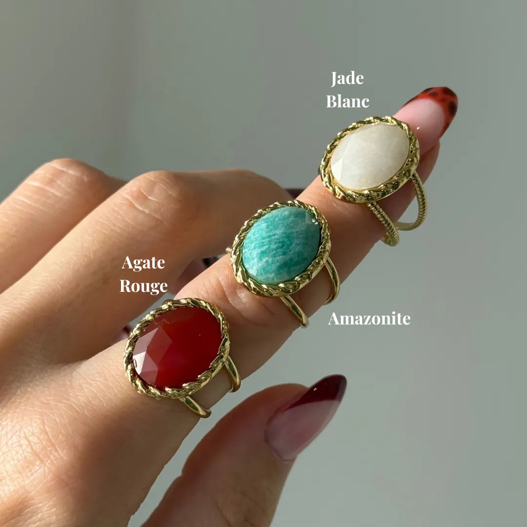 Trois bagues en acier inoxydable doré avec des pierres naturelles : Jade Blanc, Amazonite et rouge.