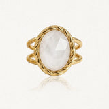 Bague dorée à double corps, ornée d'une pierre ovale blanche facettée dans un serti torsadé.