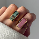 Deux bagues en acier inoxydable doré, serties d'une amazonite et d'une pierre naturelle rose rectangulaires.