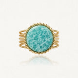 Bague large dorée à plusieurs anneaux tressés, avec une pierre centrale ronde bleu-vert veinée et un pourtour de petites