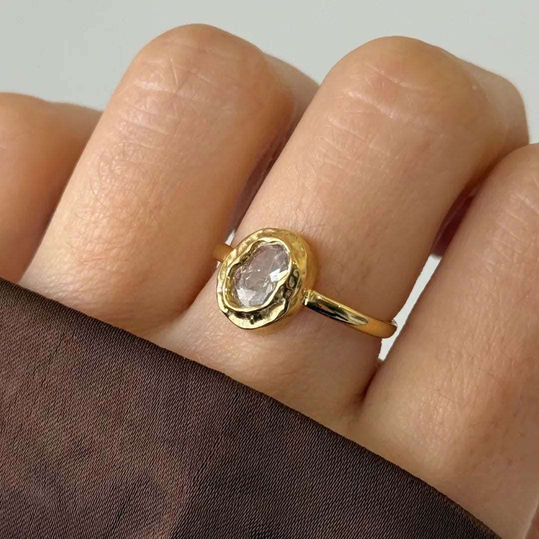 Bague Kendall en acier inoxydable doré avec un strass en zirconium serti dans un anneau à l'aspect martelé irrégulier