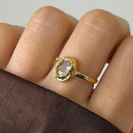 Bague Kendall en acier inoxydable doré avec un strass en zirconium serti dans un anneau à l'aspect martelé irrégulier