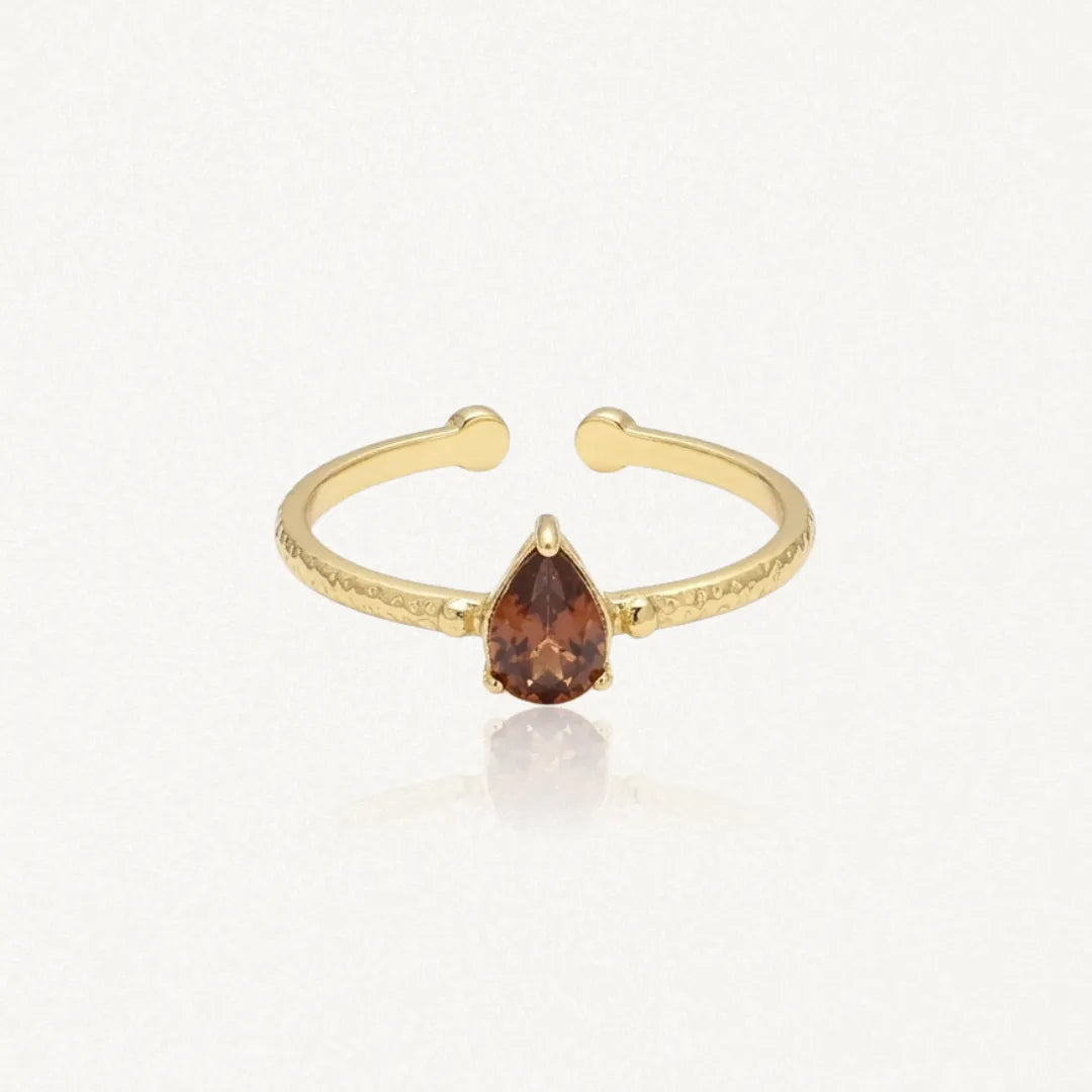 Bague Leandra en acier inoxydable doré avec une pierre marron en forme de goutte et un anneau à la texture martelée