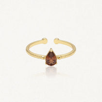 Bague Leandra en acier inoxydable doré avec une pierre marron en forme de goutte et un anneau à la texture martelée