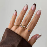 Bague LEANDRA en acier inoxydable doré avec un strass en zirconium de forme poire porté sur un doigt