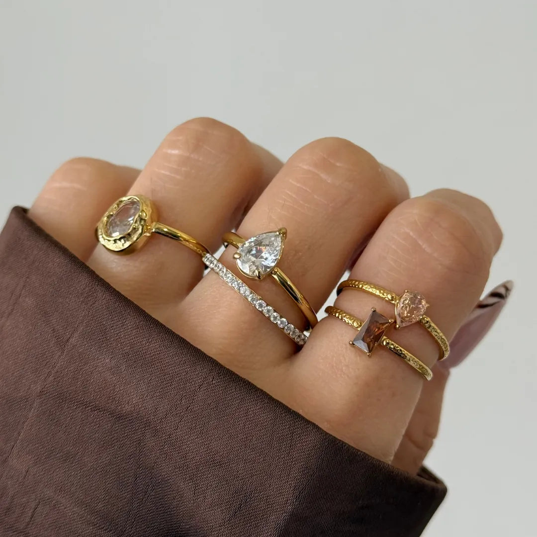 Bague Leandra en acier inoxydable doré ornée d'un strass en zirconium taillé en goutte d'eau sur un anneau fin