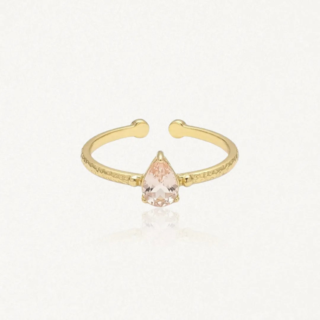Bague Leandra ouverte en acier inoxydable doré avec une pierre rose en forme de goutte au centre