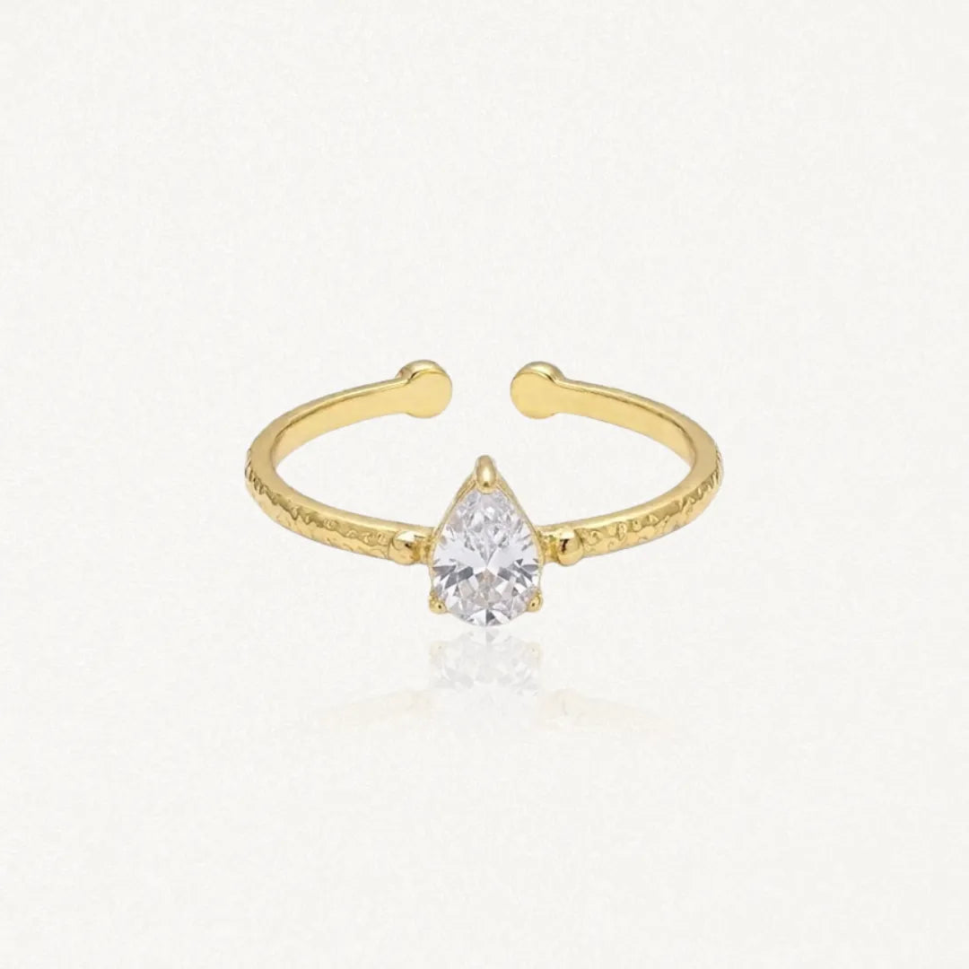 Bague Leandra en acier inoxydable doré avec un oxyde de zirconium en forme de goutte et un anneau à la texture martelée
