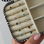 Collection de bagues Leandra en acier inoxydable doré avec strass en zirconium de différentes formes et couleurs