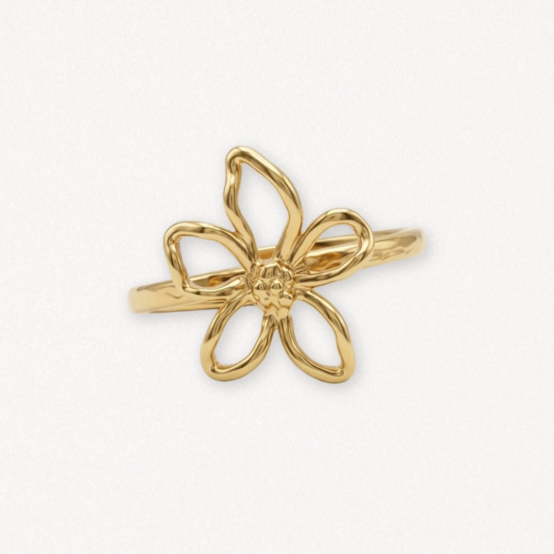 Bague en acier inoxydable doré, motif fleur ajourée avec 5 pétales stylisés.