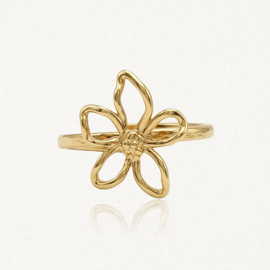 Bague en acier inoxydable doré. Anneau fin et fleur délicate légèrement martelée à 5 pétales ajourés.