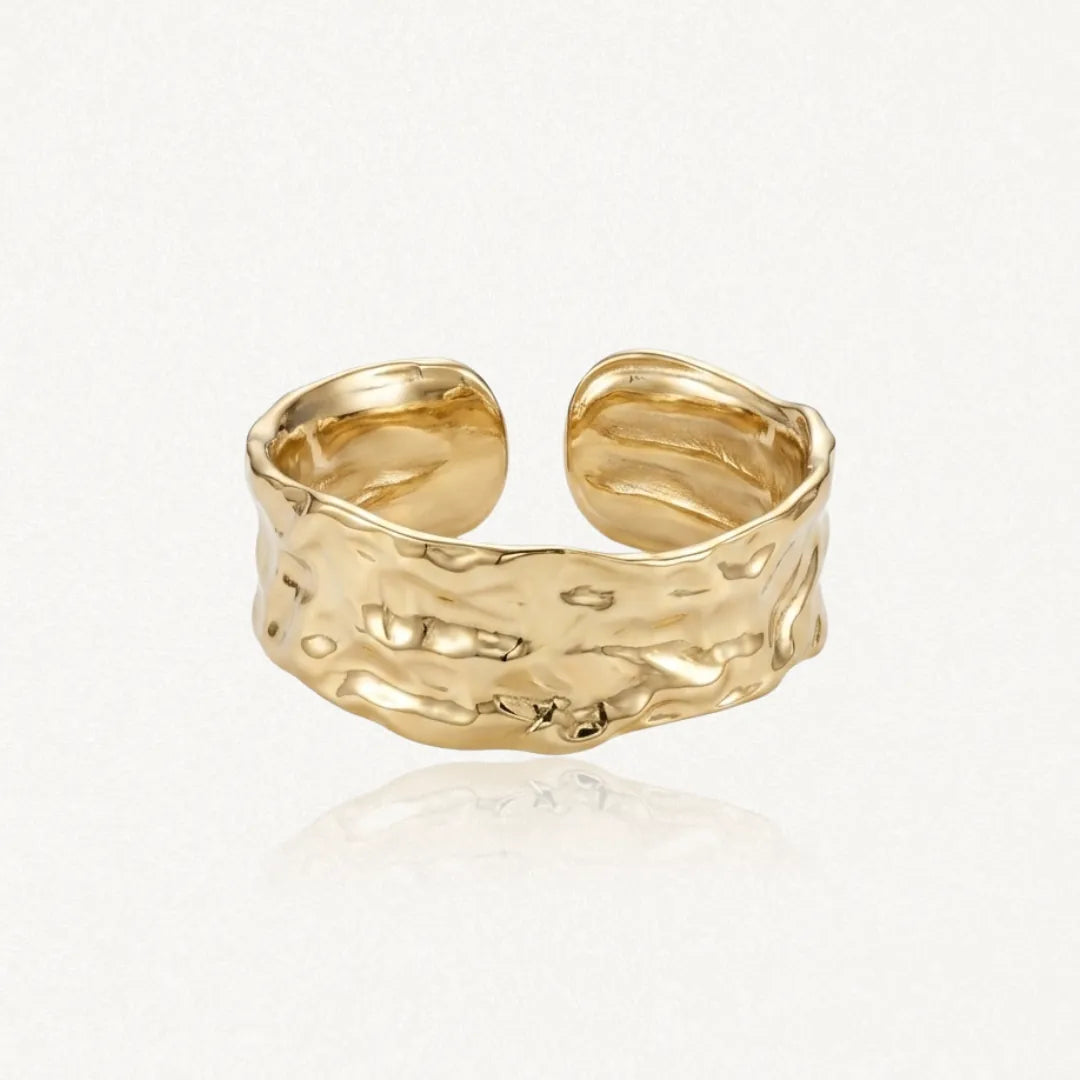 Bague ajustable en acier inoxydable doré à bande large et surface froissée.