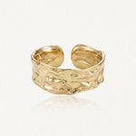 Bague ajustable en acier inoxydable doré à bande large et surface froissée.