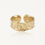 Bague ajustable en acier inoxydable doré à bande large et surface froissée.