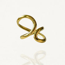 Bague ouverte ajustable en acier inoxydable doré avec lignes courbes entrelacées et design graphique.