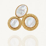 Bague MURIELLE dorée en acier inoxydable, composée de trois médaillons incrustés de résine blanche irisée, un ovale et deux ronds texturés.