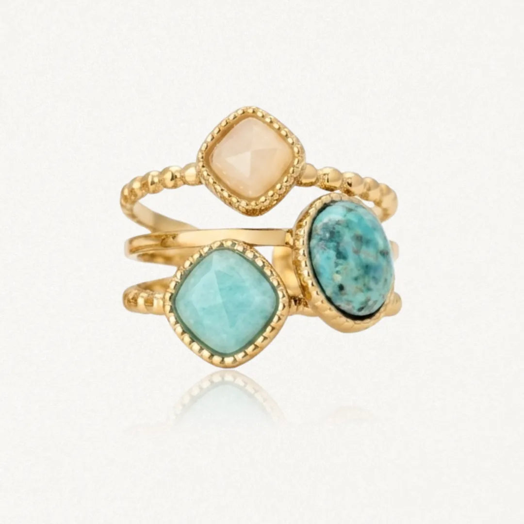 Bague dorée à trois anneaux perlés, sertie de trois pierres: une carrée pêche, une carrée turquoise clair et une ovale