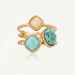 Bague dorée à trois anneaux perlés, sertie de trois pierres: une carrée pêche, une carrée turquoise clair et une ovale