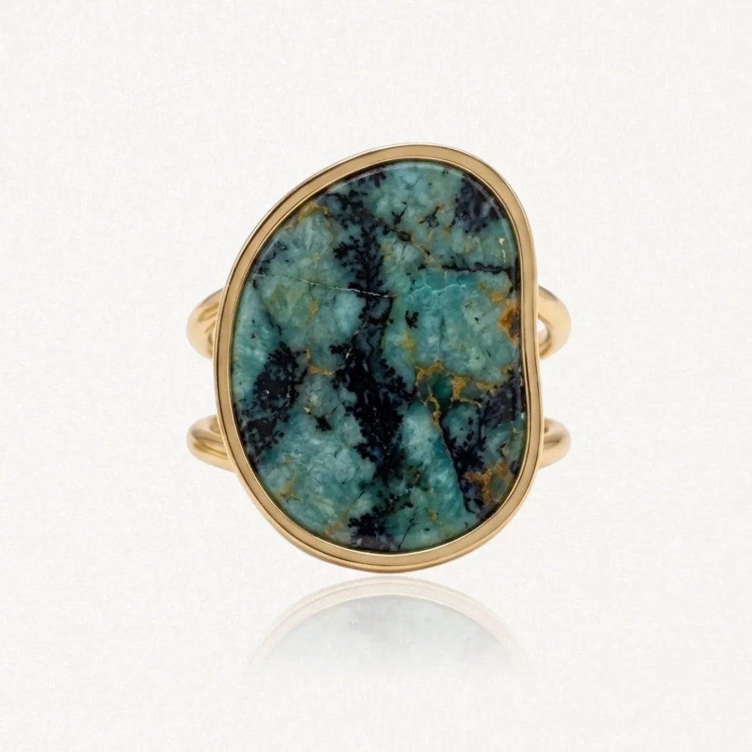 Bague en acier inoxydable doré ornée d'une pierre naturelle verte marbrée de noir.
