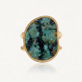 Bague en acier inoxydable doré ornée d'une pierre naturelle verte marbrée de noir.