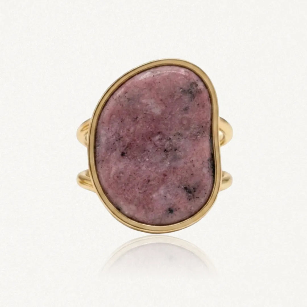 Bague en acier inoxydable doré à double anneau. Pierre naturelle rose irrégulière (Jade Blanc ou Amazonite).