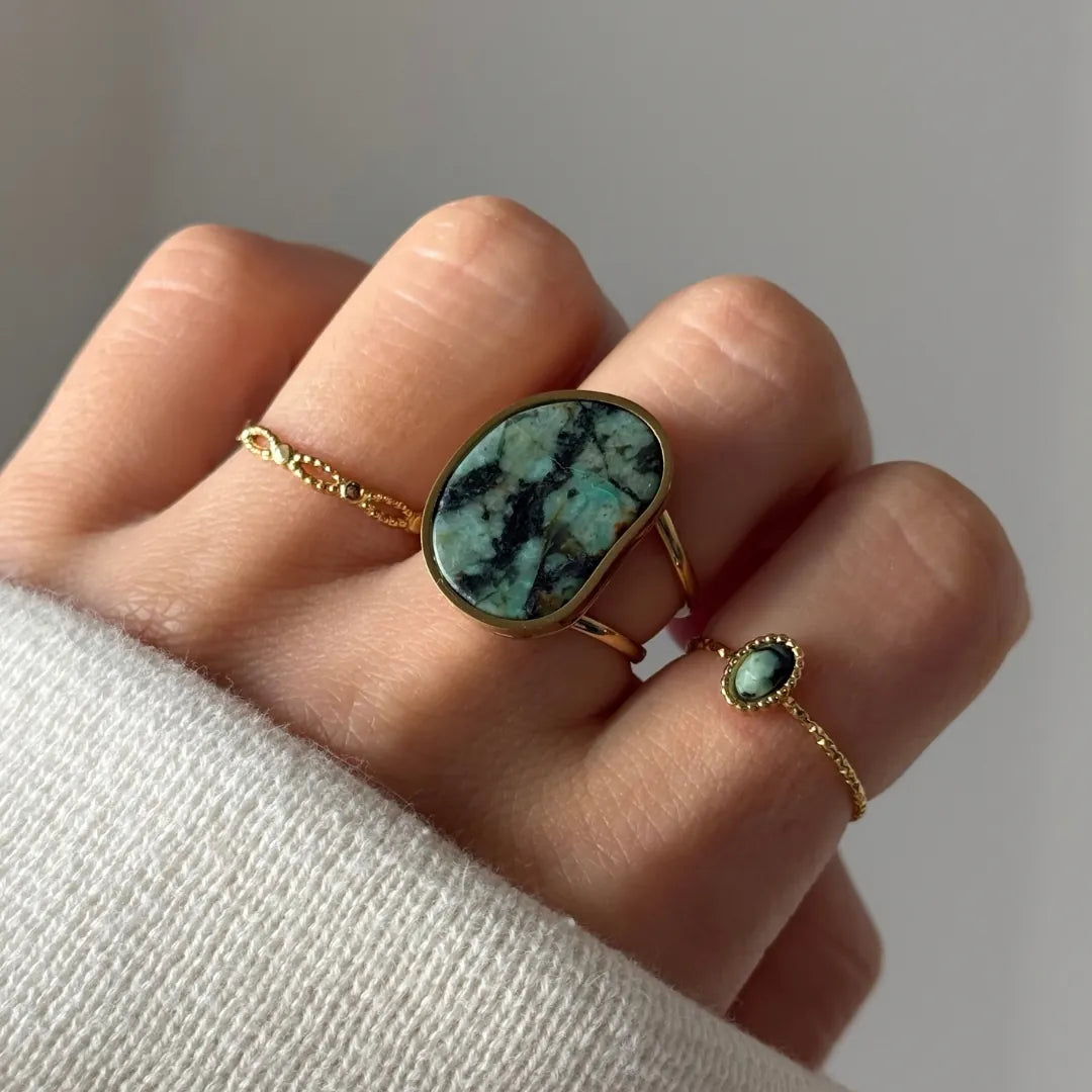 Bague en acier inoxydable doré avec une pierre naturelle d'amazonite verte et noire.