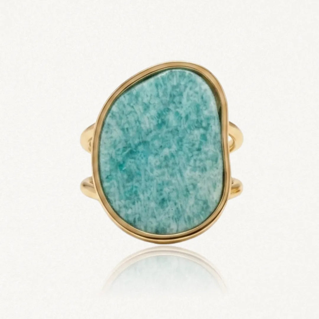 Bague à corps double en métal doré, ornée d'une grande pierre de forme irrégulière bleu-vert marbrée de blanc.