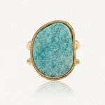 Bague à corps double en métal doré, ornée d'une grande pierre de forme irrégulière bleu-vert marbrée de blanc.