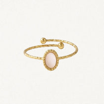 Bague ajustable en acier inoxydable doré texturé, avec nacre ovale rose pâle et deux billes aux extrémités.