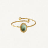 Bague ajustable en acier inoxydable doré, martelé, avec deux boules. Pierre naturelle ovale vert d'eau et noire, sertie sur