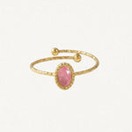 Bague ajustable en acier inoxydable dore, ornée d'une pierre naturelle rose ovale facettée sertie d'un rebord perlé, et