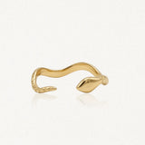 Bague serpent ajustable en acier inoxydable doré, avec sa queue finement texturée.