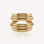 Bague en acier inoxydable doré, composée de six anneaux bombés parallèles séparés en son centre. Hauteur 1,80 cm.