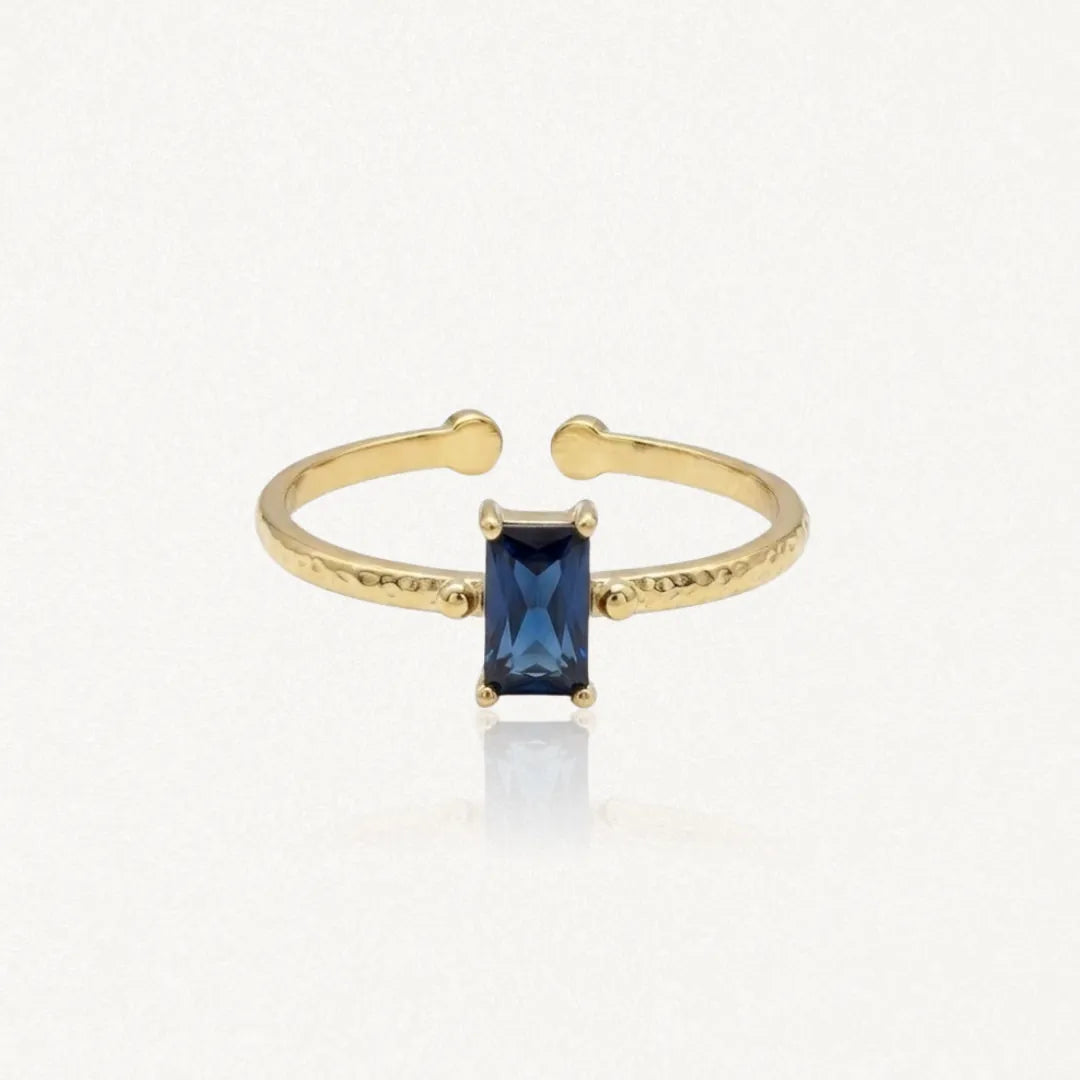 Bague Zelie ouverte en acier inoxydable doré avec une pierre rectangulaire bleue sertie au centre
