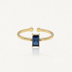 Bague Zelie ouverte en acier inoxydable doré avec une pierre rectangulaire bleue sertie au centre