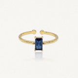 Bague Zelie ouverte en acier inoxydable doré avec une pierre rectangulaire bleue sertie au centre