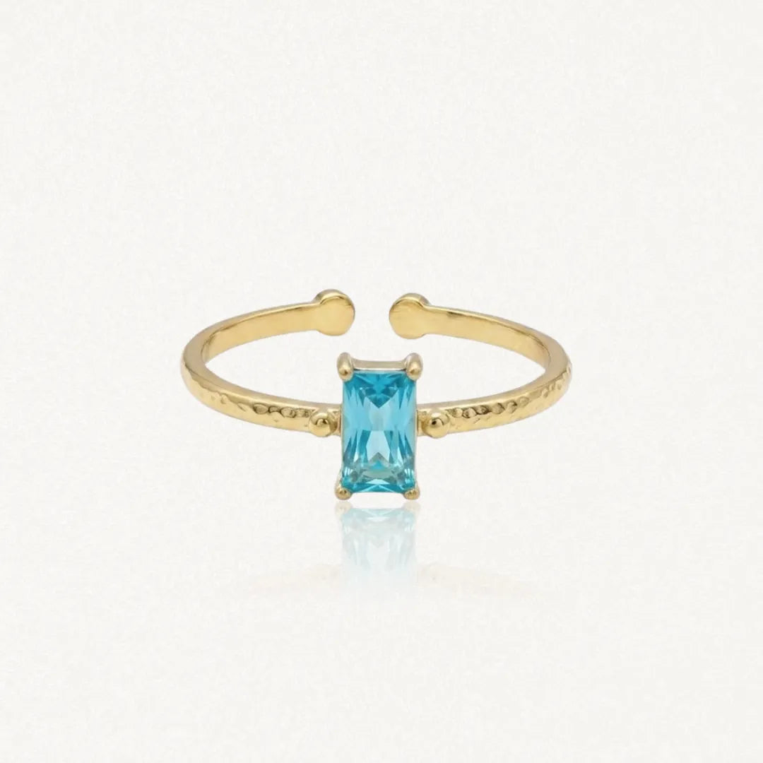Bague Zelie en acier inoxydable doré avec une pierre rectangulaire bleue et un anneau à la texture martelée