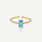 Bague Zelie en acier inoxydable doré avec une pierre rectangulaire bleue et un anneau à la texture martelée