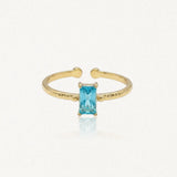 Bague Zelie en acier inoxydable doré avec une pierre rectangulaire bleue et un anneau à la texture martelée