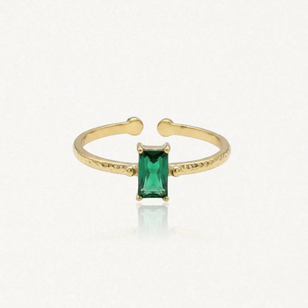 Bague ZELIE en acier inoxydable doré avec une pierre rectangulaire verte et un anneau à la texture martelée