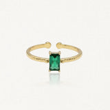 Bague ZELIE en acier inoxydable doré avec une pierre rectangulaire verte et un anneau à la texture martelée