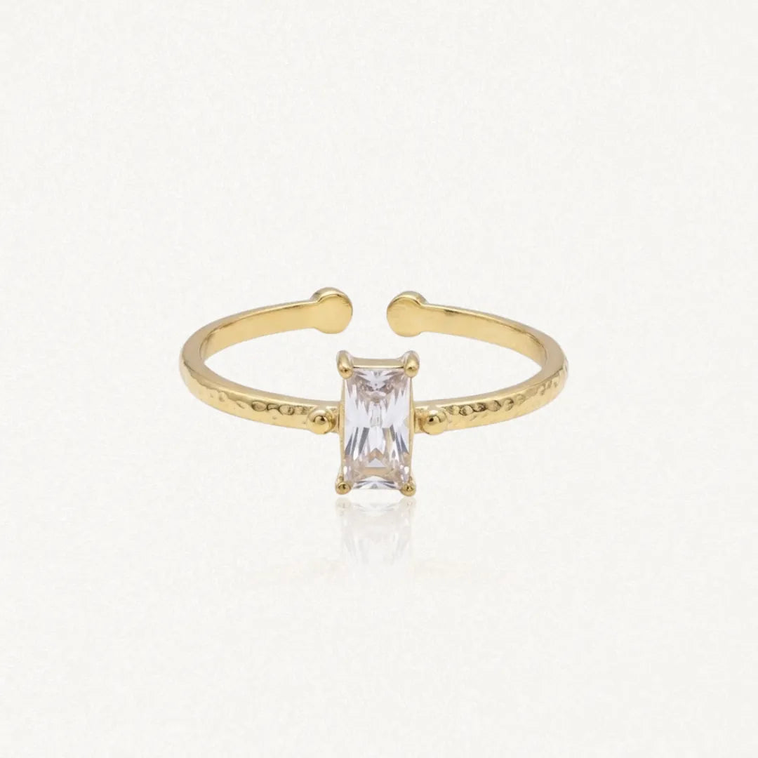 Bague Zelie en acier inoxydable doré avec une pierre rectangulaire transparente et un anneau à la texture martelée