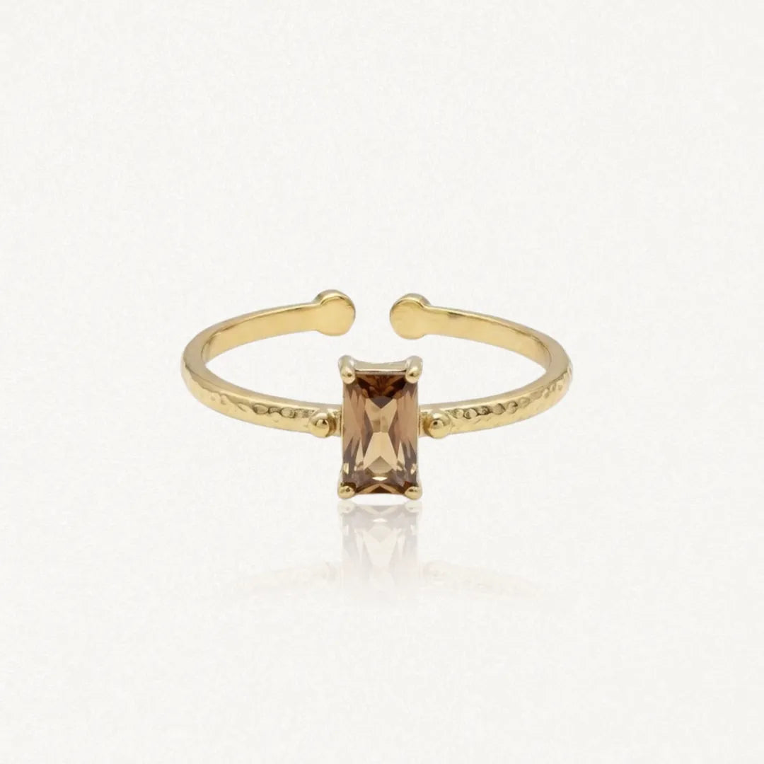 Bague ZELIE en acier inoxydable doré avec une pierre rectangulaire marron clair et un anneau à la texture martelée